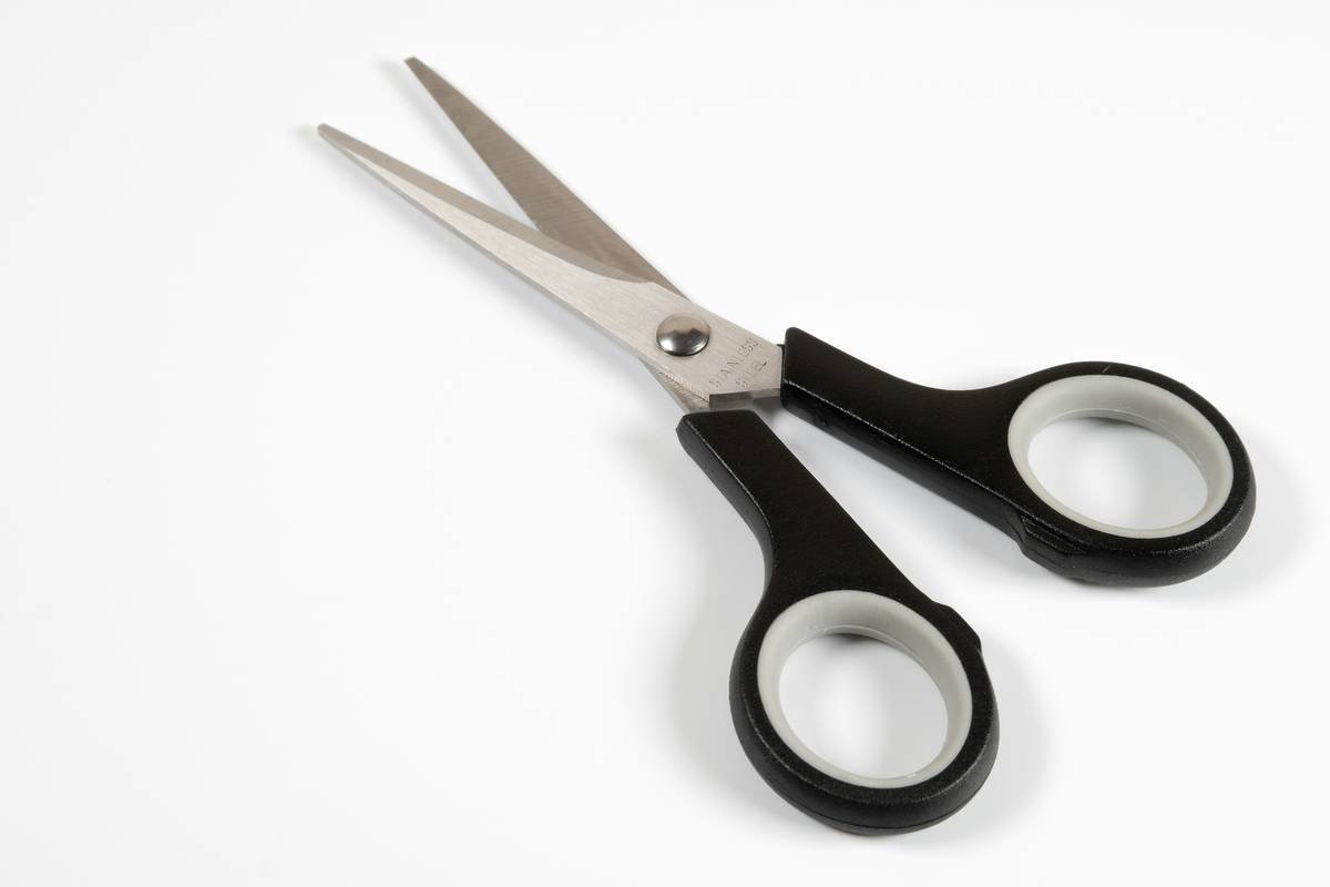 Infographic showing how moisture, salts, and improper storage cause rust on supposedly rust-resistant beard scissors