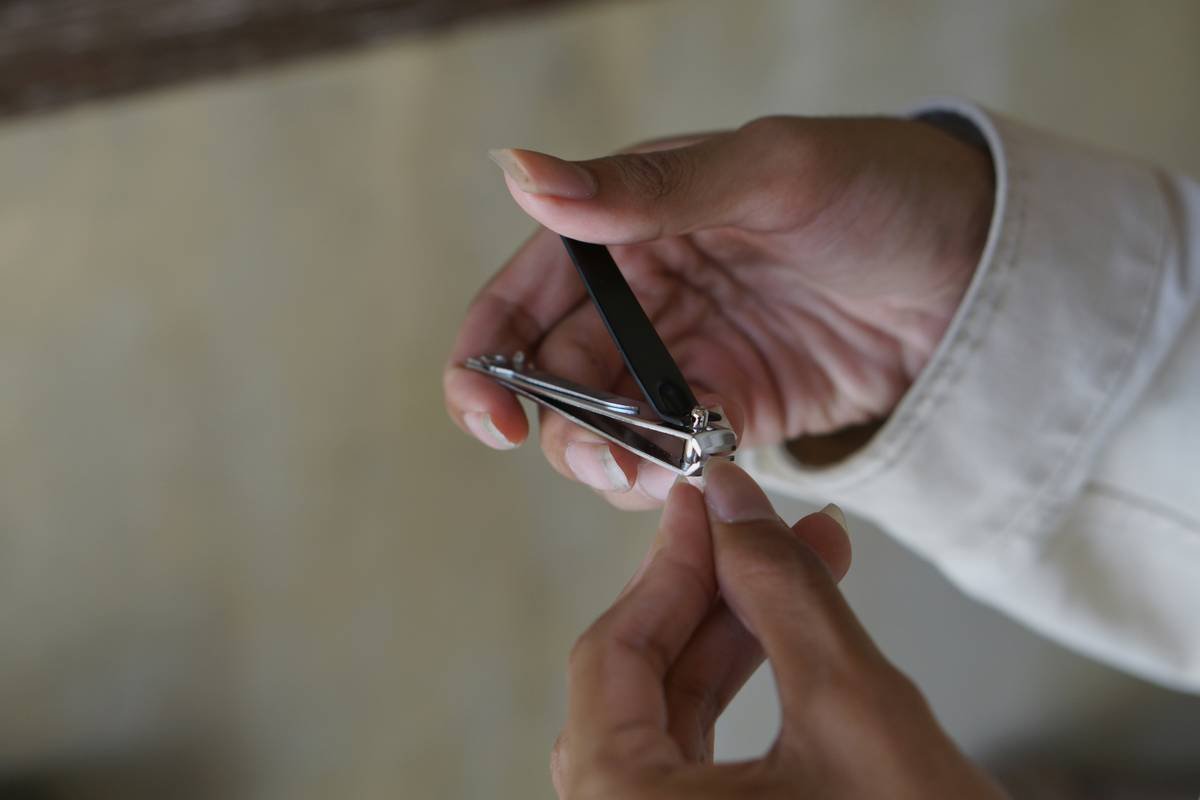 Side-by-side comparison: cheap multi-tool folding scissors vs. premium stainless steel folding beard scissors showing blade sharpness, lock mechanism, and handle ergonomics